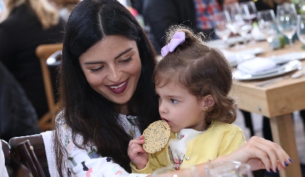  Daniela de los Santos y Marina.
