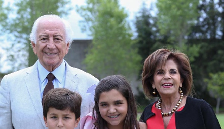  Carlos con sus abuelos y hermanos.