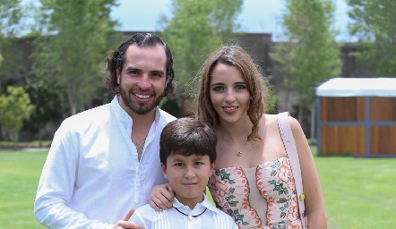  Carlos con sus padrinos Marcelo y Ana Paula de los Santos.