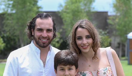  Carlos con sus padrinos Marcelo y Ana Paula de los Santos.