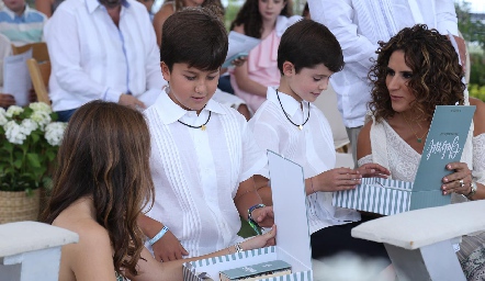  Madrinas entregándoles la Sagrada Biblia.