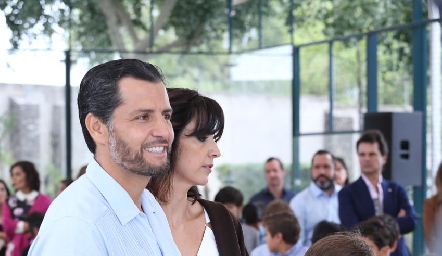  Carlos acompañado de sus papás Carlos de los Santos y Marisol de la Maza.