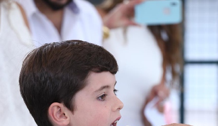  Gabriel recibiendo la Comunión.