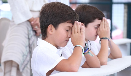  En oración.