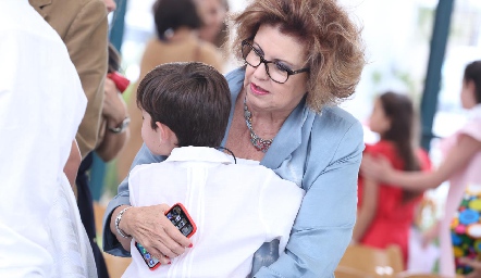  Abrazo de la abuela.