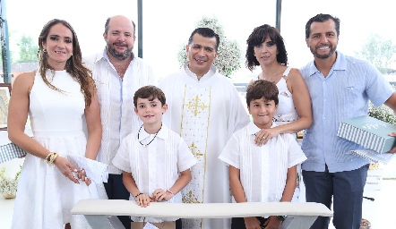  Gabriel y Carlos acompañados de sus papás Jimena Ibarra, Gabriel de la Maza, Marisol de la Maza, Carlos de los Santos y el padre Rubén Pérez.