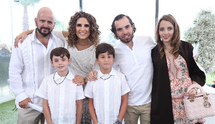  Gabriel y Carlos acompañados por sus padrinos.
