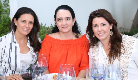  Claudia Martínez, Cecilia Hernández y Cristina Puga.