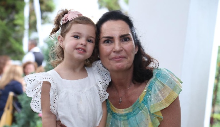  Marina con su abuela Teresa del Pozo.