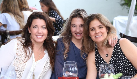  Cristina Puga, Yolanda Puga y Marcela Benavente.