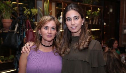  Lore Andrés son su mamá, Lorena Robles.