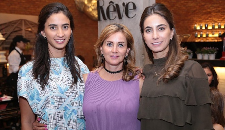  Lore con su hermana Melissa Andrés y su mamá Lorena Robles.