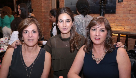  Cristina Barret, Lore Andrés y Catherine Barret de Abud.