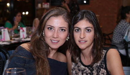  Elizabeth Treviño y Paty Gómez.
