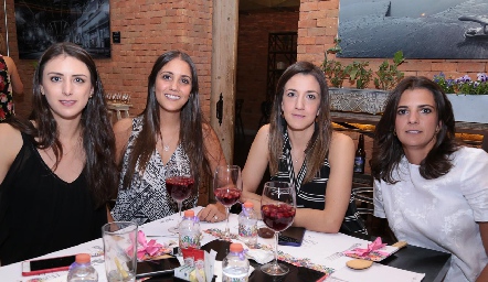  Catalina Abud, Cristina, Marcela y Daniela Rivero.