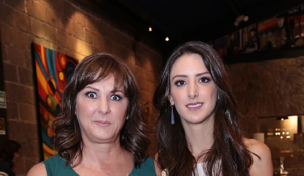  Catalina con su mamá, Catherine Barret de Abud.