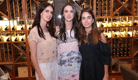  Catalina con sus cuñadas, Pau Nieto y Lore Andrés.