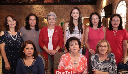  Catalina con sus tías políticas.
