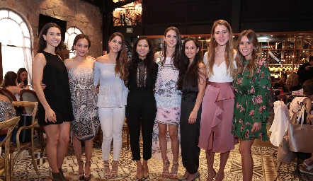  Catalina con sus mejores amigas.