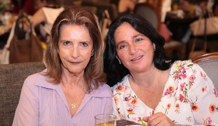  Magda Argüelles y María Maza.