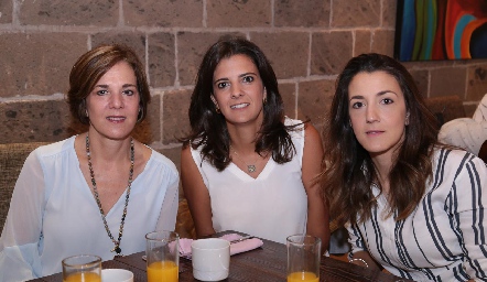  Cristina Barret con sus hijas Daniela y Marcela Rivero.