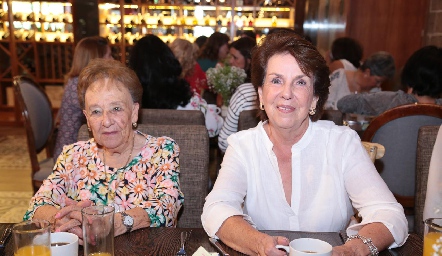  Bertha Hernández de Maza y Magdalena González.