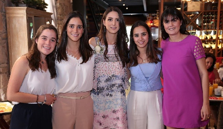  Catalina con sus cuñadas y primas de su novio.