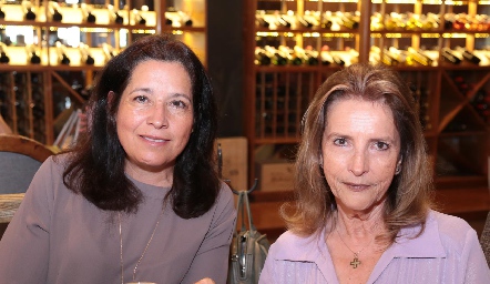 María Elena Fernández y Magda Argüelles.