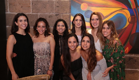  Catalina con sus mejores amigas.