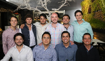  Alejandro Delgado con sus amigos.