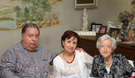  Guillermo Acebo, Leticia Martínez de Acebo y Julia Mendizábal.