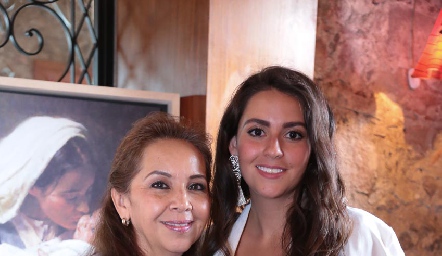 Ofelia Valerio de Álvarez con su hija Vicky Álvarez.