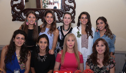  La novia con sus amigas.