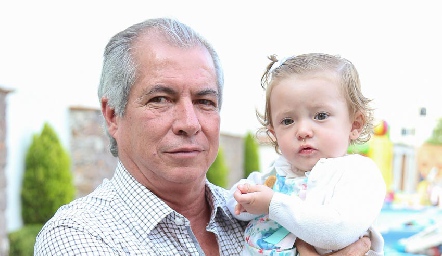  Daniel Medina con su nieta Julia.