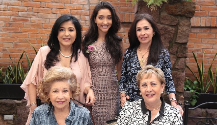  Rocío Mendoza, Zairy Mustre, Martha Mendoza, Ofelia Mendoza y Mireya Armería.