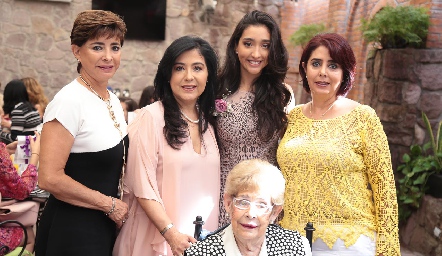 Zamira Mustre, Rocío Mendoza, Zairy Mustre, Karime Mustre y Gloria Saavedra.