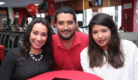  Mayra Sotomayor, Víctor Torres y Lorena Linares.