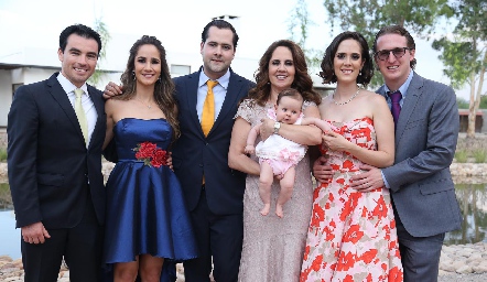  Gabriela Payán, con sus hijos y nieta.