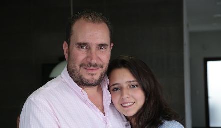  Cristy Nava con sus papá Luis Nava.