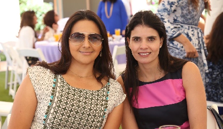  Lupita Escobar y Liz Alcalde.