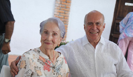  Lupita Carrillo con su hijo Manuel González Carrillo.