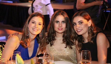  Regina Mendizábal, Nuria Alcalde y Ana Sofía Rodríguez.