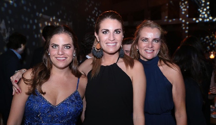  Danitza y Paulette Lozano con su mamá, Patricia Del Bosque de Lozano.