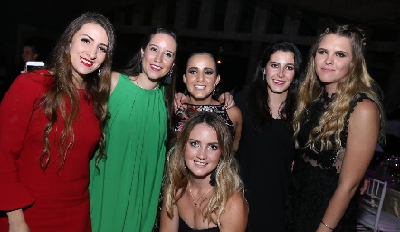 María Lavín con sus amigas.