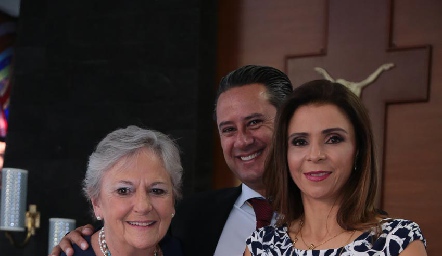  Raque Bárcena, Manuel e Isa González y Lupita Mercado de González.