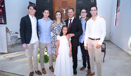 Lupita Mercado y Manuel González con sus hijos.