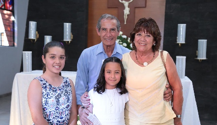  Con sus abuelos paternos y su prima Ana Ceci Córdoba.