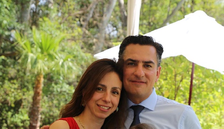Marijó con sus papás, Mónica Leal y Hansen Herrera.