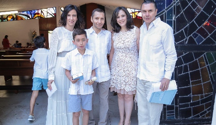  Mateo con sus papás y padrinos, Mateo Conde, Alejandra Güemes de Conde, Berenice Márquez y Polo Conde.