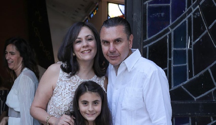  Berenice Márquez y Polo Conde con su hija.